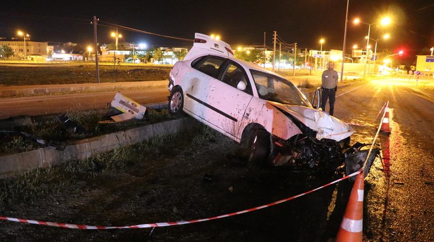 Siirt'te aydınlatma direğine çarpan otomobildeki 2 kişi yaralandı