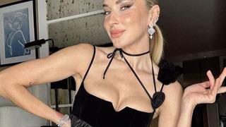 Burcu Esmersoy bikinisini giyip yağlandı! Bu kadar vücudunu sergileme yorumları gelince...