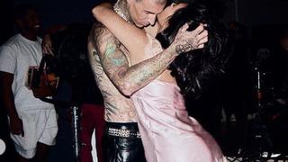 Kourtney Kardashian ve kocası ayrı kalınca özlem arttı! Göğsünü öperken...