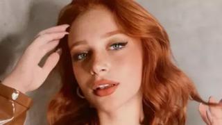 Fileden crop giyen Yaren Alaca göğüs dekoltelisiyle nefes kesti