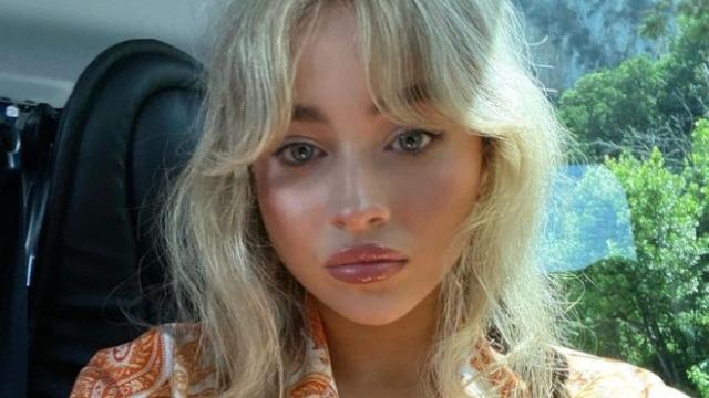 İddialı pozuyla dikkat çeken Sabrina Carpenter göğüs ucunu gizlemedi!