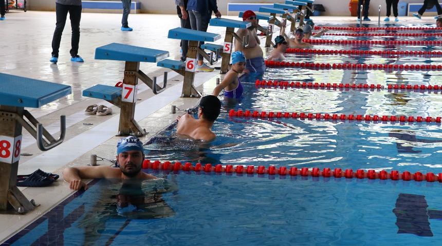 Tekirdağ'da "özel çocuklar" madalya için kulaç attı