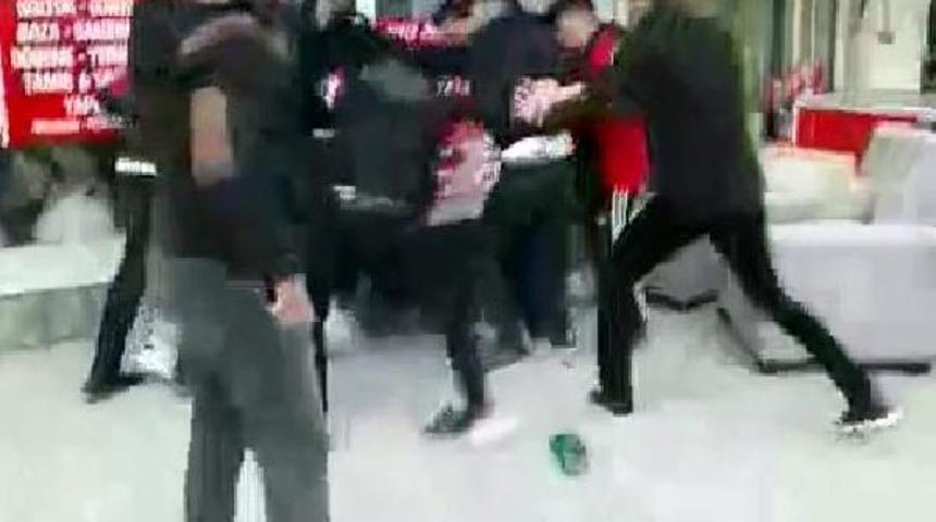 Uyuşturucu satıcısına meydan dayağı kamerada! Sokak ortasında tekme tokat dövdüler