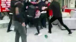 Uyuşturucu satıcısına meydan dayağı kamerada! Sokak ortasında tekme tokat dövdüler