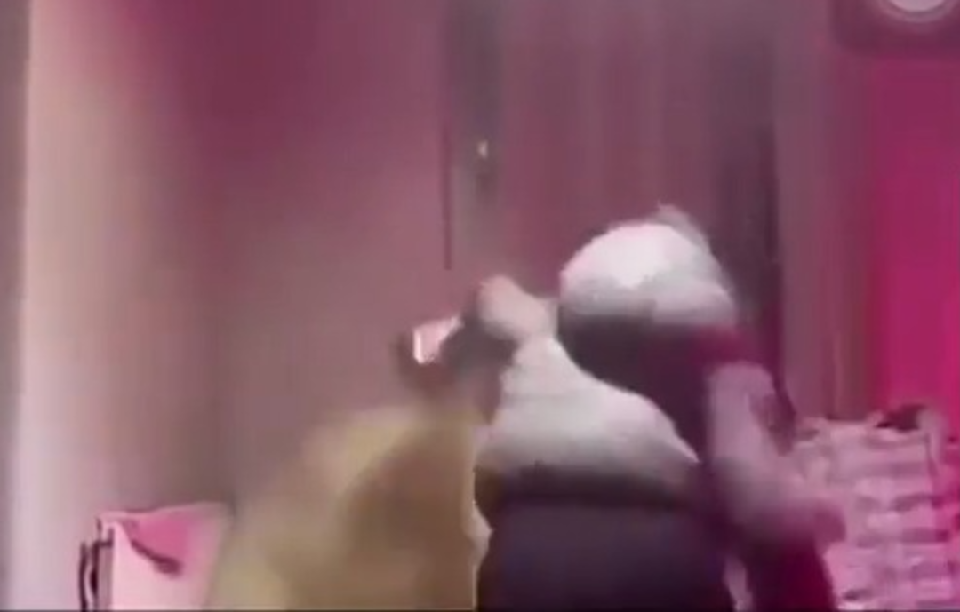 Aldattığını d&uuml;ş&uuml;nd&uuml;ğ&uuml; arkadaşına sosyal medya canlı yayınında b&ouml;yle saldırdı! 18 kez bı&ccedil;akladı, yetmedi kaynar su dolu &ccedil;aydanlığı d&ouml;kt&uuml;