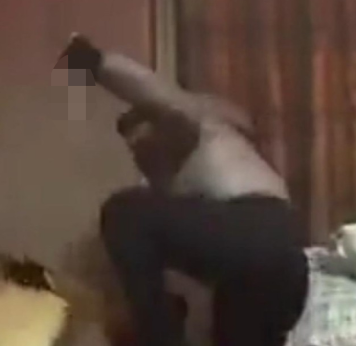 Aldattığını düşündüğü arkadaşına sosyal medya canlı yayınında böyle saldırdı! 18 kez bıçakladı, yetmedi kaynar su dolu çaydanlığı döktü G2