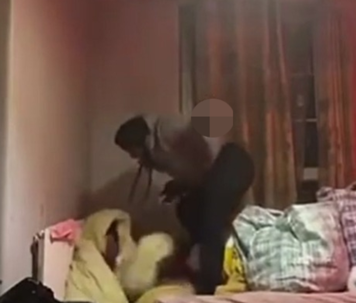 Aldattığını düşündüğü arkadaşına sosyal medya canlı yayınında böyle saldırdı! 18 kez bıçakladı, yetmedi kaynar su dolu çaydanlığı döktü G4