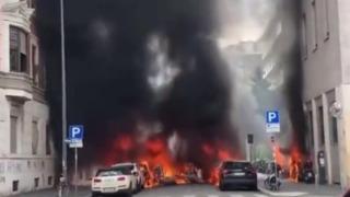 İtalya’da korku dolu anlar! Milano şehir merkezinden siyah dumanlar yükseldi: Araçlar alevlerin içinde kaldı