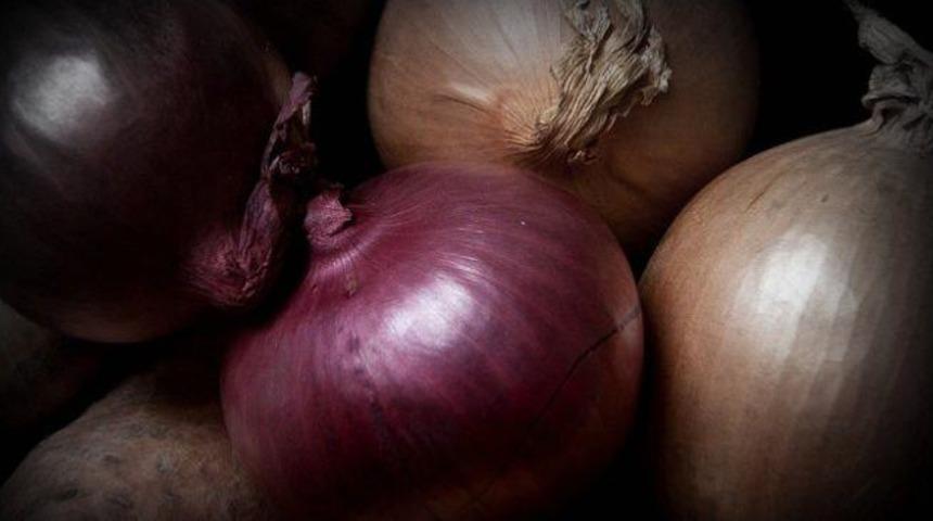 Kırmızı, beyaz ve sarı soğan arasında ne fark var?