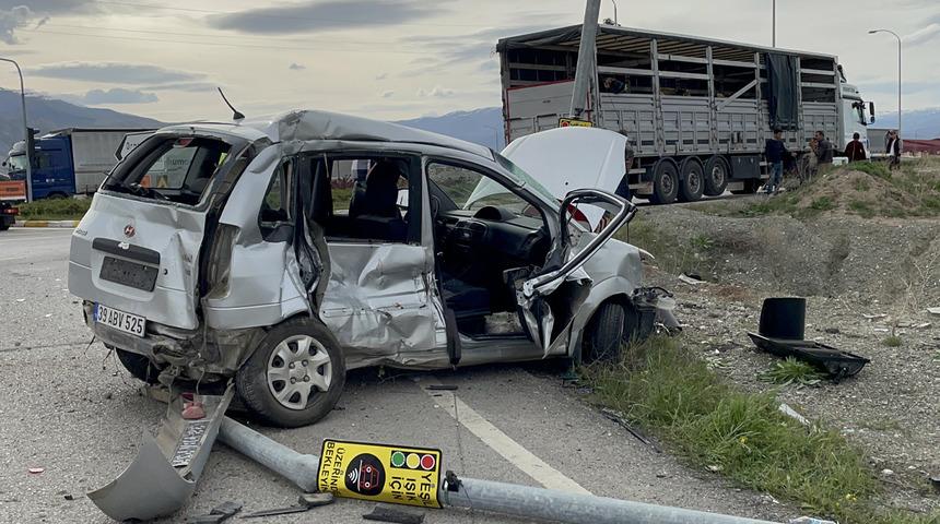 Erzincan'da trafik kazası: 3 kişi yaralandı!