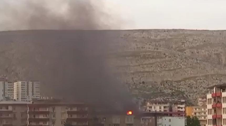 Terasta mangal keyfi yaparken çatıyı yaktılar!