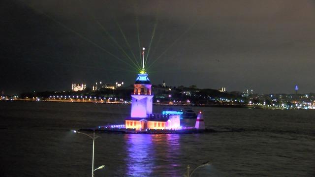 Kız Kulesi 20 ayın ardından lazer gösterisiyle geri döndü