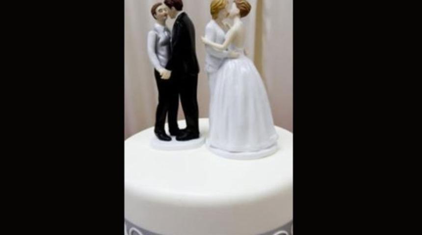 Eşcinsel &ccedil;iftin isteğini reddetti, hayatının  şokunu yaşadı