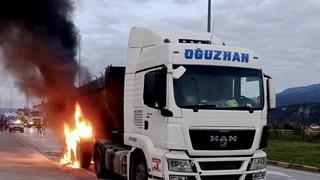 Karabük'te seyir halindeki tır alev aldı