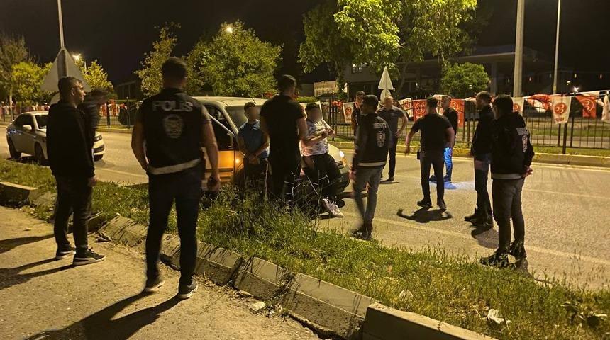 Siyasi partilerin bayraklarını söken iki şahıs yakalandı