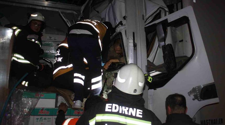 Edirne’de zincirleme kaza: Sıkışan tır sürücüsünü ekipler 2 saat boyunca kurtarmak için uğraştı