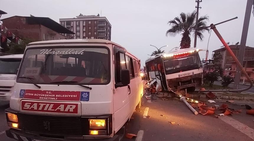 Yolcu minib&uuml;s&uuml; ile servis aracı &ccedil;arpıştı: 3 yaralı
