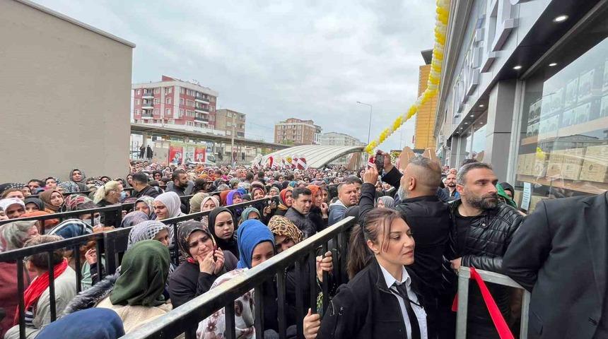 Bursa&rsquo;da ucuzluk izdihamı...Birbirlerini ezip d&uuml;kkanı talan ettiler