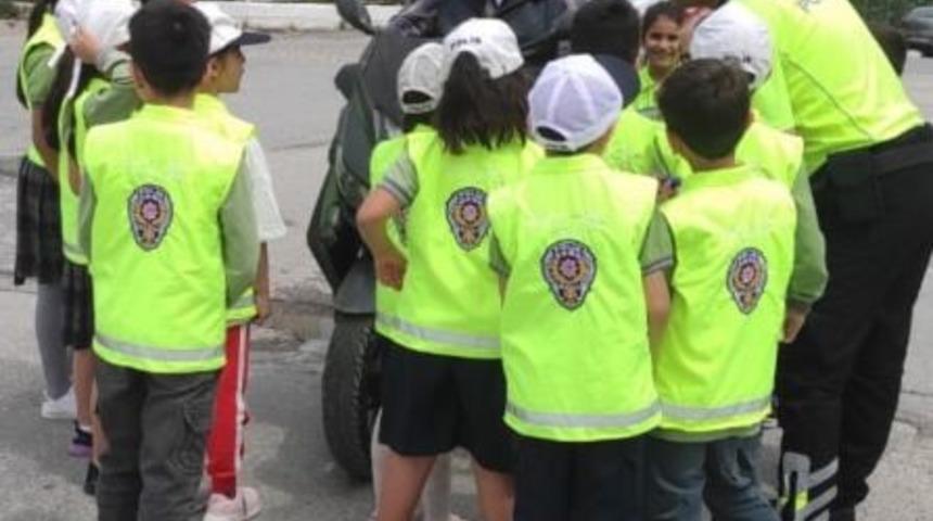Kuşadası&rsquo;nda, trafik ekipleri &ouml;ğrencileri bilgilendirdi
