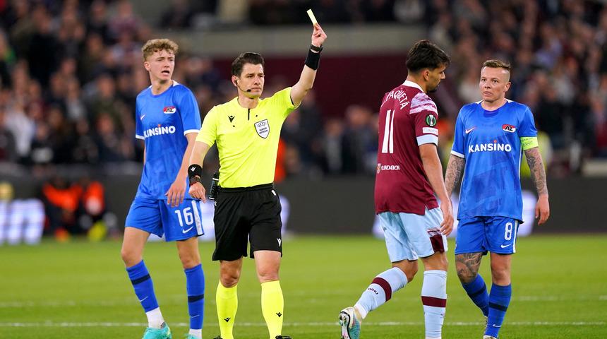 West Ham United-Az Alkmaar ma&ccedil;ını y&ouml;neten Halil Umut Meler verdiği kararla g&uuml;ndem oldu!