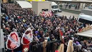 Miting değil indirim kalabalığı! Ucuz eşya için birbirlerini ezdiler: Fiyatına bile bakmadan…