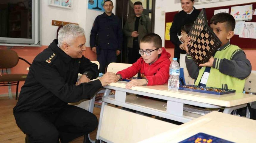 Jandarma g&ouml;rme engelli miniklerin g&ouml;n&uuml;llerine dokundu