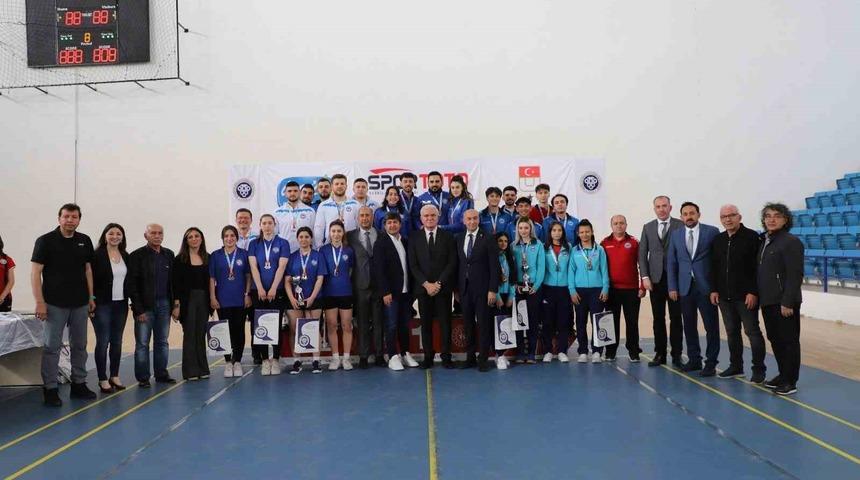 Badminton spor m&uuml;sabakaları sona erdi