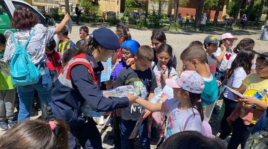 Antik kenti ziyarete gelen öğrencilere hayvan ve doğa sevgisi anlatıldı