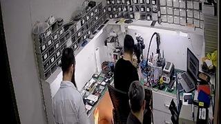 Korku dolu anlar! Çöpe atılan cep telefonu bataryası bomba gibi patladı