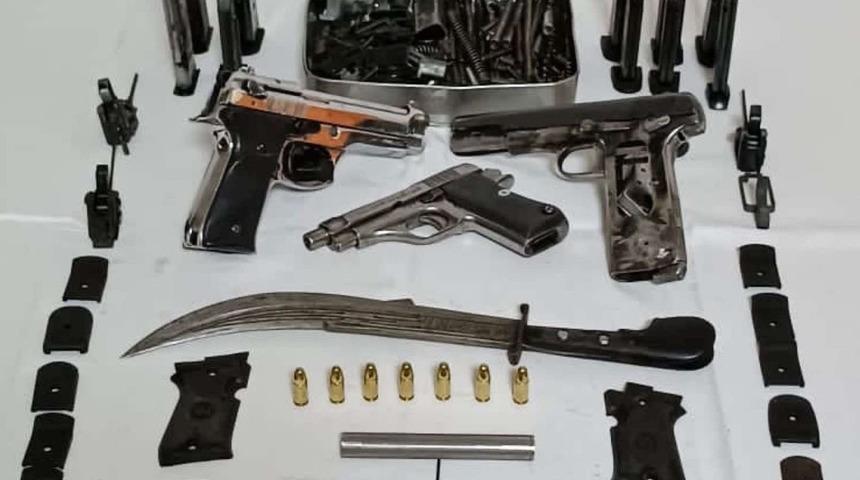 Tekirdağ'da bir evde ruhsatsız silahlar ele geçirildi