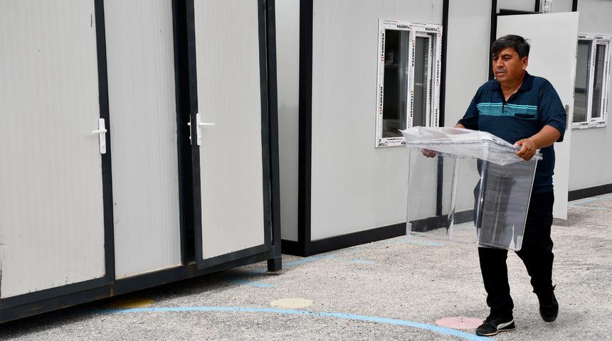 Depremlerden etkilenen Hatay'da seçim için sandıklar kurulmaya başlandı