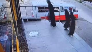 Komedi filmi gibi! Çarşaflı 3 erkeğin soygun girişimi: Nasıl kaçacaklarını şaşırdılar