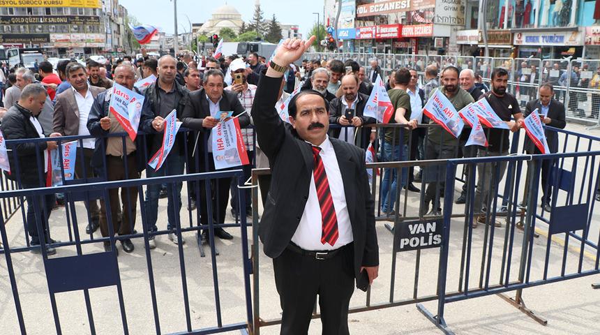 Mitingine 100 kişi katıldı! Esprileri ile g&uuml;ld&uuml;rd&uuml;... 'Ben buranın yerli patatesiyim'