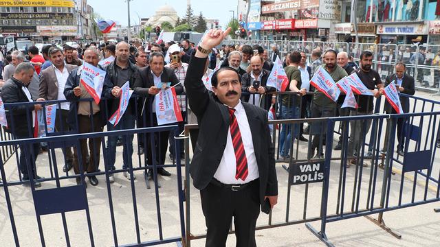 Mitingine 100 kişi katıldı! Esprileri ile güldürdü... 'Ben buranın yerli patatesiyim'