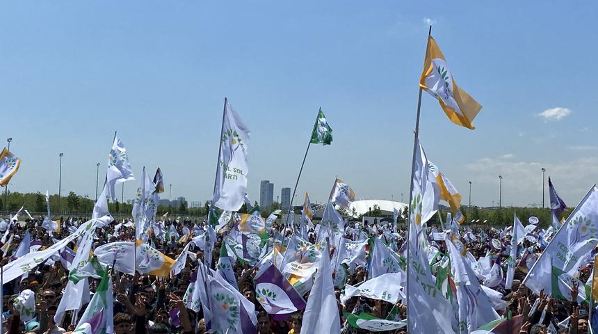 Yeşil Sol Parti'nin İstanbul'daki mitinginde terörist başının flamasını açınca gözaltına alındı! Skandal sözler...