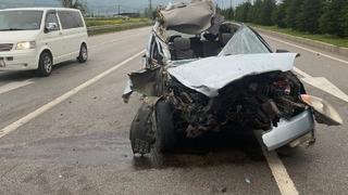 Otomobil, önündeki TIR'a çarptı: 4 yaralı