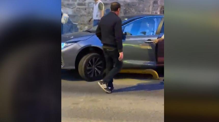 Eminönü'nde otomobil tramvay yoluna girdi! Bariyerlerde asılı kaldı 