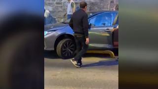 Eminönü'nde otomobil tramvay yoluna girdi! Bariyerlerde asılı kaldı 