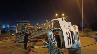 Tuzla'da damperi açık ilerleyen TIR kamera platformuna takılarak devrildi! Şoför yaralandı