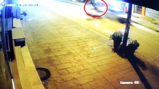 Korkunç anlar! Motosikletli sürücü, metrelerce havaya böyle uçtu