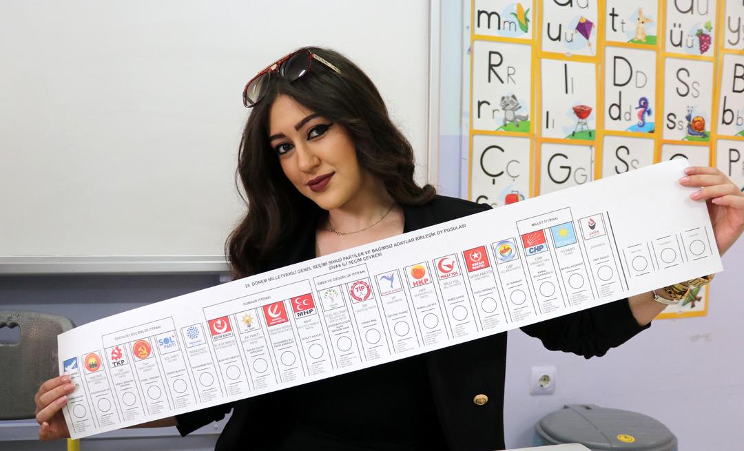 T&uuml;rkiye'den se&ccedil;im manzaraları! Vatandaşlar sandığa koştu