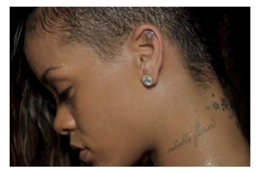 Rihanna stay перевод. Рианна тату ухо звезды. Rihanna Ear Tattoo. Блеск Рианны.