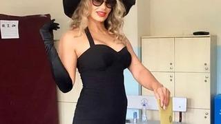 Hatice yine olay oldu! Oy kullanmaya giderken bakın ne giydi