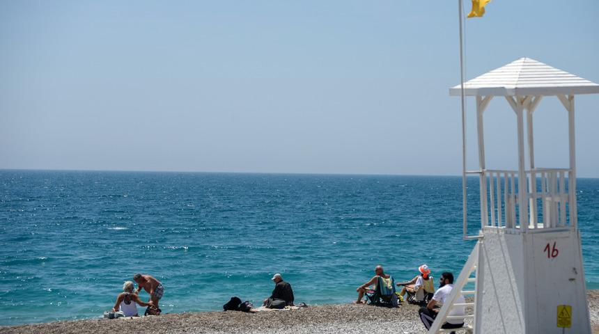 Antalya'da oy kullanan seçmenler sahillere akın etti