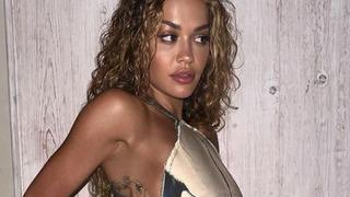 Rita Ora beyaz sütyeniyle poz verdi! Hayranlarını mest etti