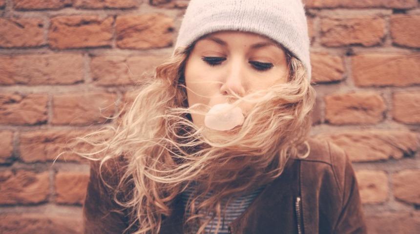 Saçınıza sakız mı yapıştı, telaşlanmayın!. Çıkarması çok kolay...