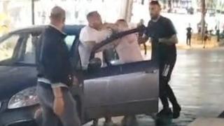 Park halindeki araçlara çarptı diye meydan dayağı attılar!