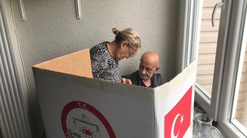 Seyyar sandık evlerinden çıkamayan seçmenlerin ayağına gitti
