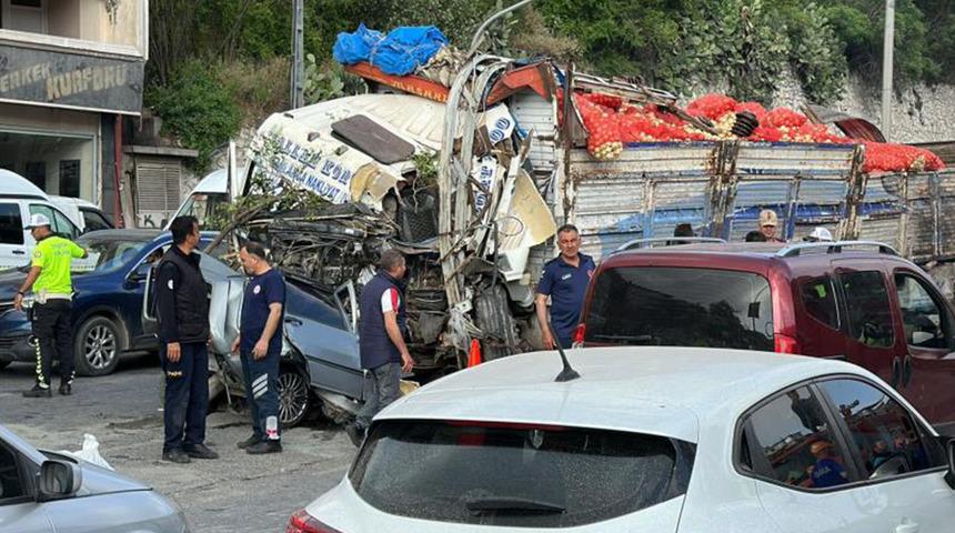 Hatay'da feci kaza! Freni patlayan kamyon araçlara daldı: Ölü ve yaralılar var
