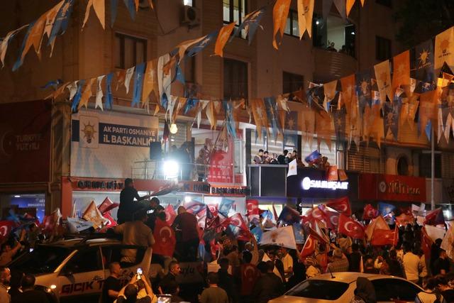 Aile ve Sosyal Hizmetler Bakanı Yanık, Osmaniye'de partililere seslendi